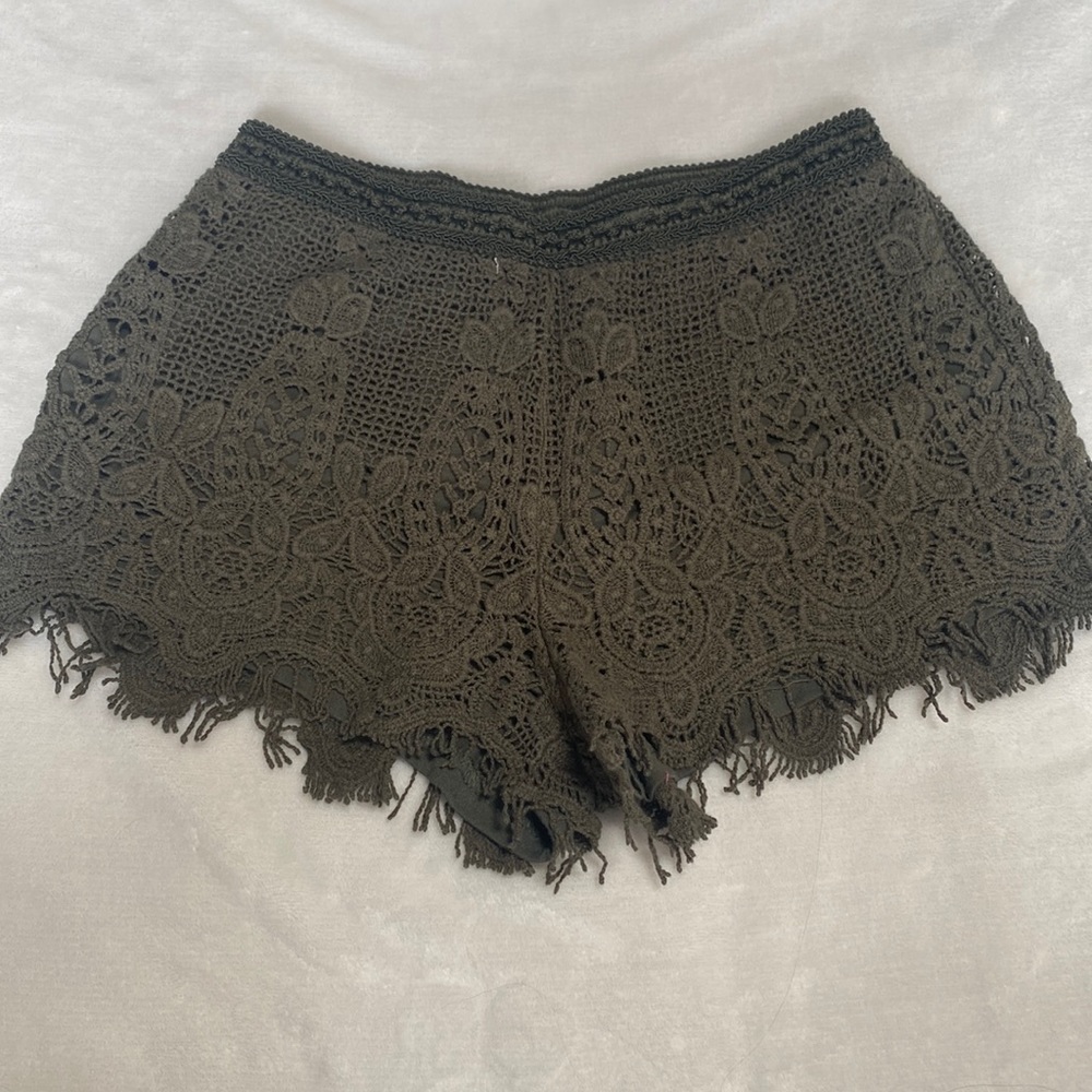 Crotchet army green shorts